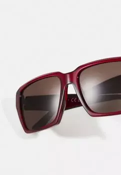 Солнцезащитные очки Emporio Armani, блестящие прозрачные красные/темно-коричневые