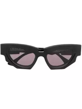 Солнцезащитные очки в оправе 'кошачий глаз' Kuboraum, черный