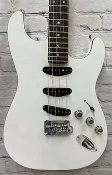 Специальный Stratocaster серии Fender Aerodyne ярко-белого цвета с сумкой DLX, 7,3 фунта AERODYNESPSTRATRWBWT