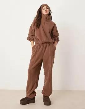 Спортивные брюки ASOS DESIGN из коричневого микрофлиса