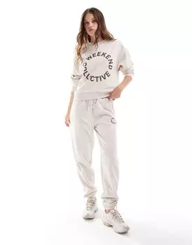 Спортивные брюки овсяного цвета с коричневым круглым логотипом ASOS Weekend Collective — часть комплекта