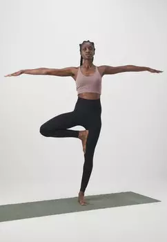 Спортивные бюстгальтеры с легкой поддержкой FLOAT CLEO HALTER BRA Girlfriend Collective, сирень