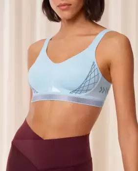 Спортивный бюстгальтер формованной формы без косточек Triumph, светло-голубой