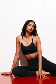 Спортивный бюстгальтер из легкой поддержки softmove H&M, черный
