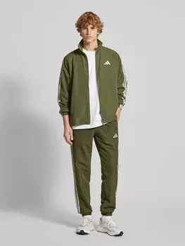 Спортивный костюм с характерными полосками на этикетке ADIDAS SPORTSWEAR, оливковый