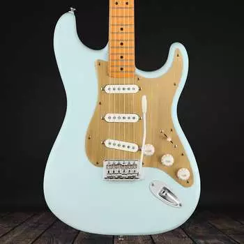 Squier 40th Anniversary Stratocaster, Vintage Edition, кленовый гриф, золотая анодированная накладка - Satin Sonic Blue Squier 40th Anniversary Stratocaster, Edition, Maple Fingerboard, Gold Anodized Pickguard- (Coming Soon)