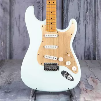 Squier 40th Anniversary Stratocaster Vintage Edition, Satin Sonic Blue Squier 40th Anniversary Stratocaster Edition,