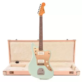Squier Classic Vibe '60s Jazzmaster Surf Green с золотой анодированной накладкой и жестким чехлом Jazzmaster/Jaguar Shell Pink с кремовым интерьером (эксклюзивно для CME)