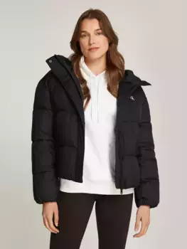 Стеганая куртка Calvin Klein Jeans "LOGO SHORT HOODED PUFFER", с капюшоном, с тисненым логотипом, черный
