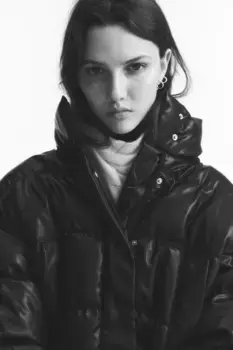 Стеганая куртка H&M, черный