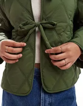 Стеганая куртка с воротником-оборкой и завязкой спереди цвета хаки ASOS DESIGN
