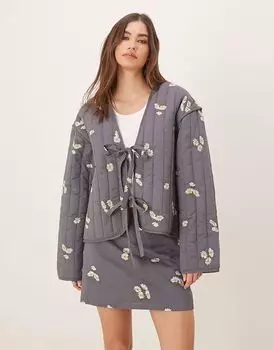 Стеганая куртка с вышивкой и завязкой спереди ASOS DESIGN серого цвета