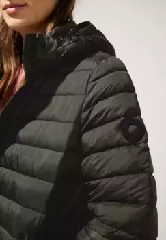 Стеганая куртка STREET ONE, с капюшоном, на двусторонней молнии, зеленый