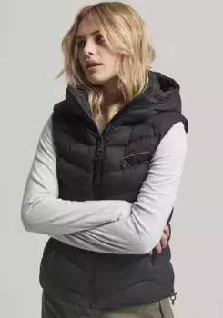 Стеганый жилет Superdry "ЖИЛЕТ ИЗ МИКРОФИБРЫ С КАПЮШОНОМ", черный
