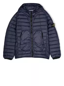 Stone Island Junior пуховик с нашивкой на рукаве и капюшоном, синий