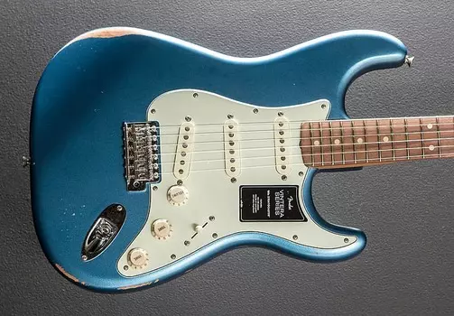 Stratocaster 60-х Vintera Road Worn — Лейк-Плэсид Блю Fender Vintera Road Worn 60’s Stratocaster – Lake Placid