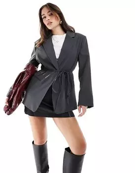 Строгий пиджак с завязками серого цвета Pull&Bear