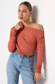 Струящаяся эластичная вязаная блузка с асимметричным воротником цвета корицы TWOAW21BZ1383 Trendyol, коричневый