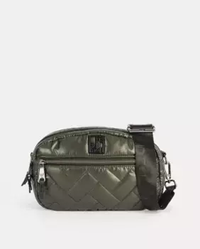 Сумка-бомбер с приятной на ощупь прострочкой, застежкой-молнией и длинной регулируемой нейлоновой ручкой Pepe Moll, зеленый