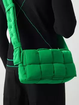 Сумка cassette среднего размера из нейлона intrecciato. Bottega Veneta, зеленый