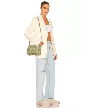 Сумка через плечо Cassette с мягкой подкладкой Bottega Veneta, цвет Travertine & Gold