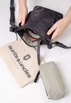 Сумка через плечо MRS CHOCOLATE COOKIE Aunts & Uncles, цвет night sky