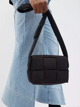 Сумка через плечо pillow casette из плетения intrecciato Bottega Veneta, черный
