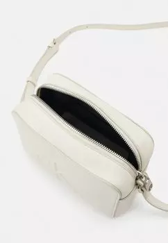 Сумка через плечо SCULPTED CAMERA BAG Calvin Klein, кремовый