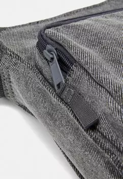 Сумка через плечо SMALL ZIP CROSSBODY UNISEX Levi's, темно-серый