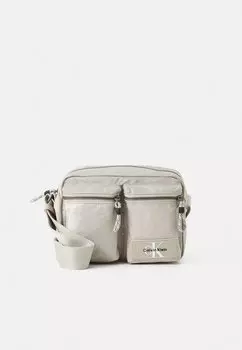 Сумка через плечо TECH UTILITY CAMERA BAG - Across body bag Calvin Klein Jeans, серо-коричневый