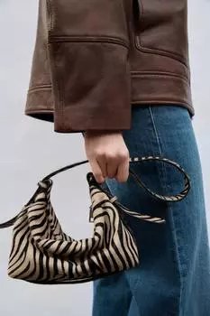 Сумка из кожи и овчины с животным принтом ZARA, цвет Zebra