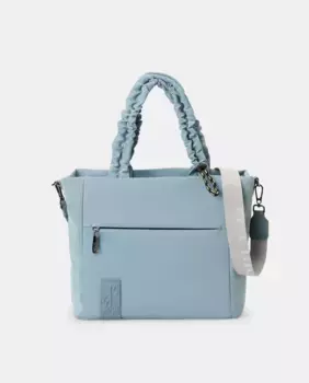 Сумка из очень приятного на ощупь материала, застегивается на молнию. Двойной ремень на плечо со сборкой и длинный нейлоновый ремень на плечо Pepe Moll, светло-голубой