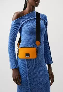 Сумка Karl Lagerfeld Jeans НАШИВКА НА СУМКУ TECH CAMERA BAG, цвет dark cheddar