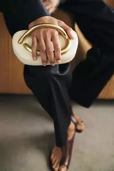 Сумка-коробка с золотой застежкой ZARA, белый