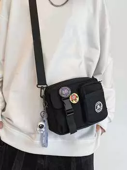 Сумка квадратная с пряжкой и подвеской, черный