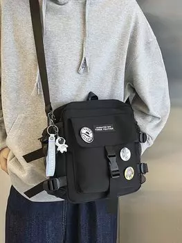 Сумка квадратная с пряжкой и подвеской, черный