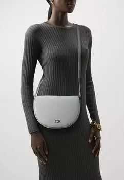Сумка на плечо Daily Saddle Bag Calvin Klein, цвет pigeon