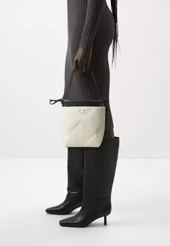 Сумка QUILT BUCKET BAG SET Calvin Klein, цвет ecru