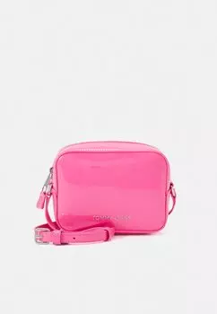 Сумка Tommy Jeans MUST CAMERA BAG PATENT, цвет pink alert