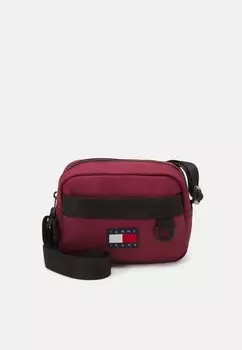Сумка Tommy Jeans ПОВЫШЕННЫЙ КРОССОВЕР УНИСЕКС, цвет rouge