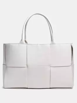 Сумка-тоут arco среднего размера из кожи intrecciato Bottega Veneta, белый