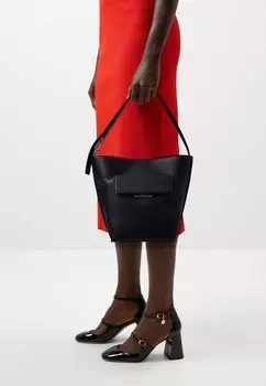 Сумочка Linear Medium Bucket Bag Calvin Klein, черная