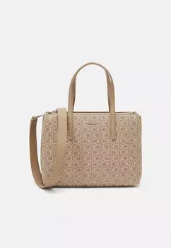 Сумочка Must Medium Tote Calvin Klein, лисичка моно жаккардовая