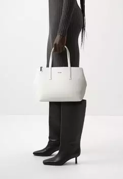 Сумочка Must Tote Calvin Klein, цвет bright white