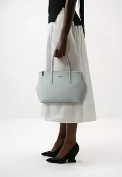Сумочка MUST TOTE Calvin Klein, светло-серый