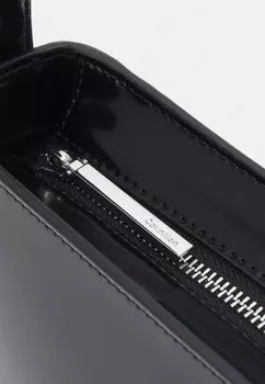 Сумочка REFINED SCULPT BAG SHINY Calvin Klein, черный