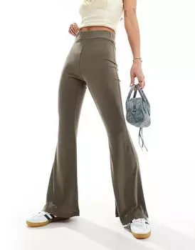 Супермягкие расклешенные брюки из джерси с заниженной талией цвета хаки Monki