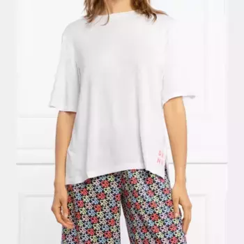 Сверху — пижама свободного кроя. Dkny, белый