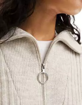 Светло-бежевый вязаный джемпер с высоким воротником и молнией в четверть. Pieces