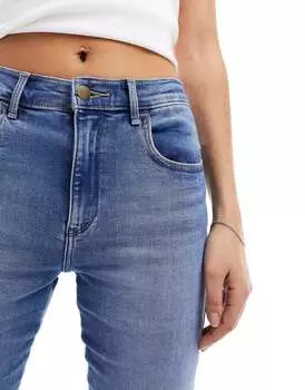 Светло-голубые узкие джинсы Wrangler